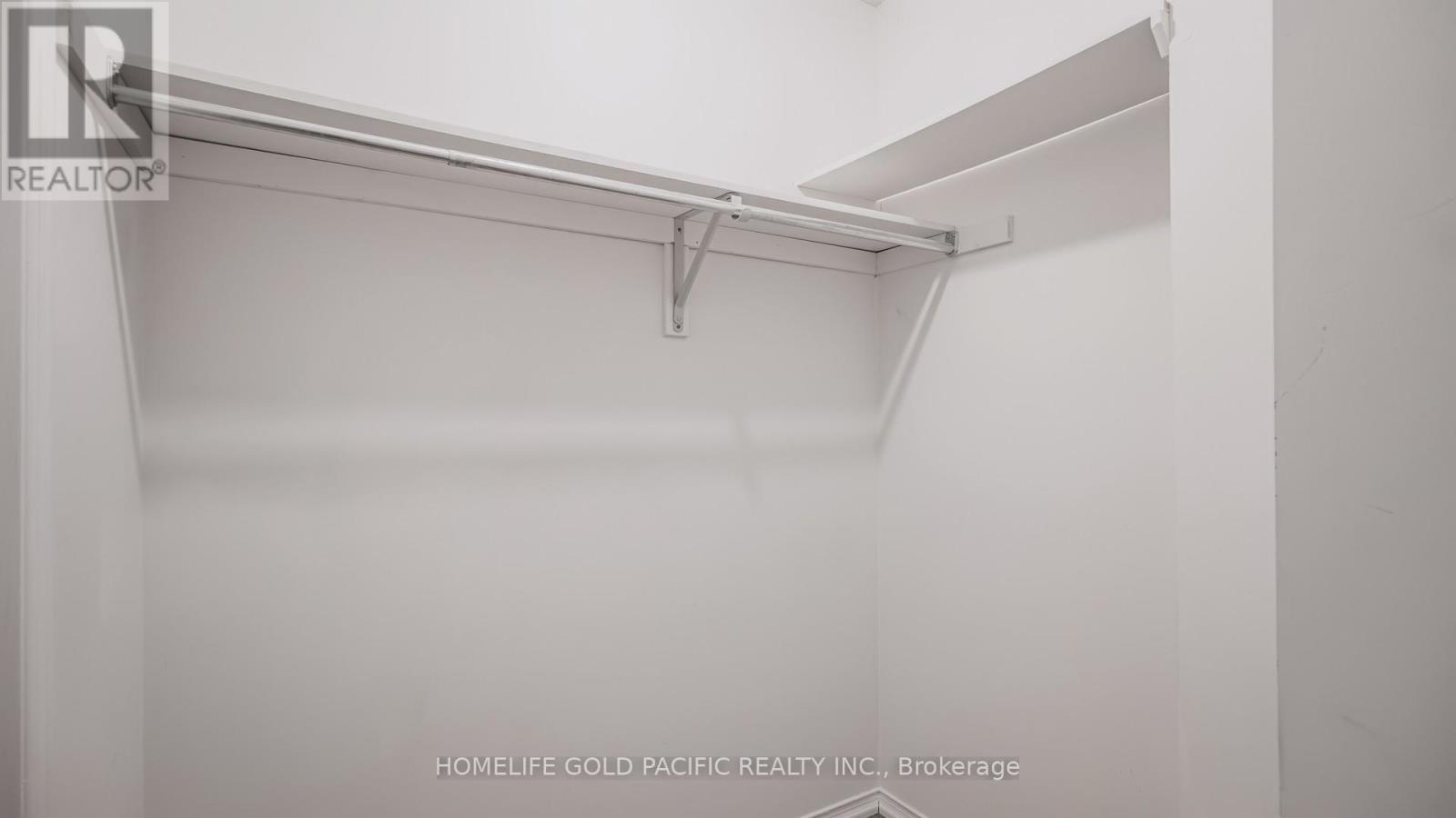 Photo 9 of 24 Elmpark Court, Richmond Hill ON