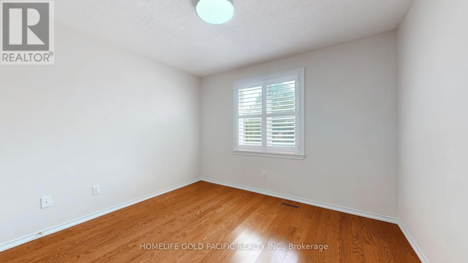Photo 10 of 24 Elmpark Court, Richmond Hill ON