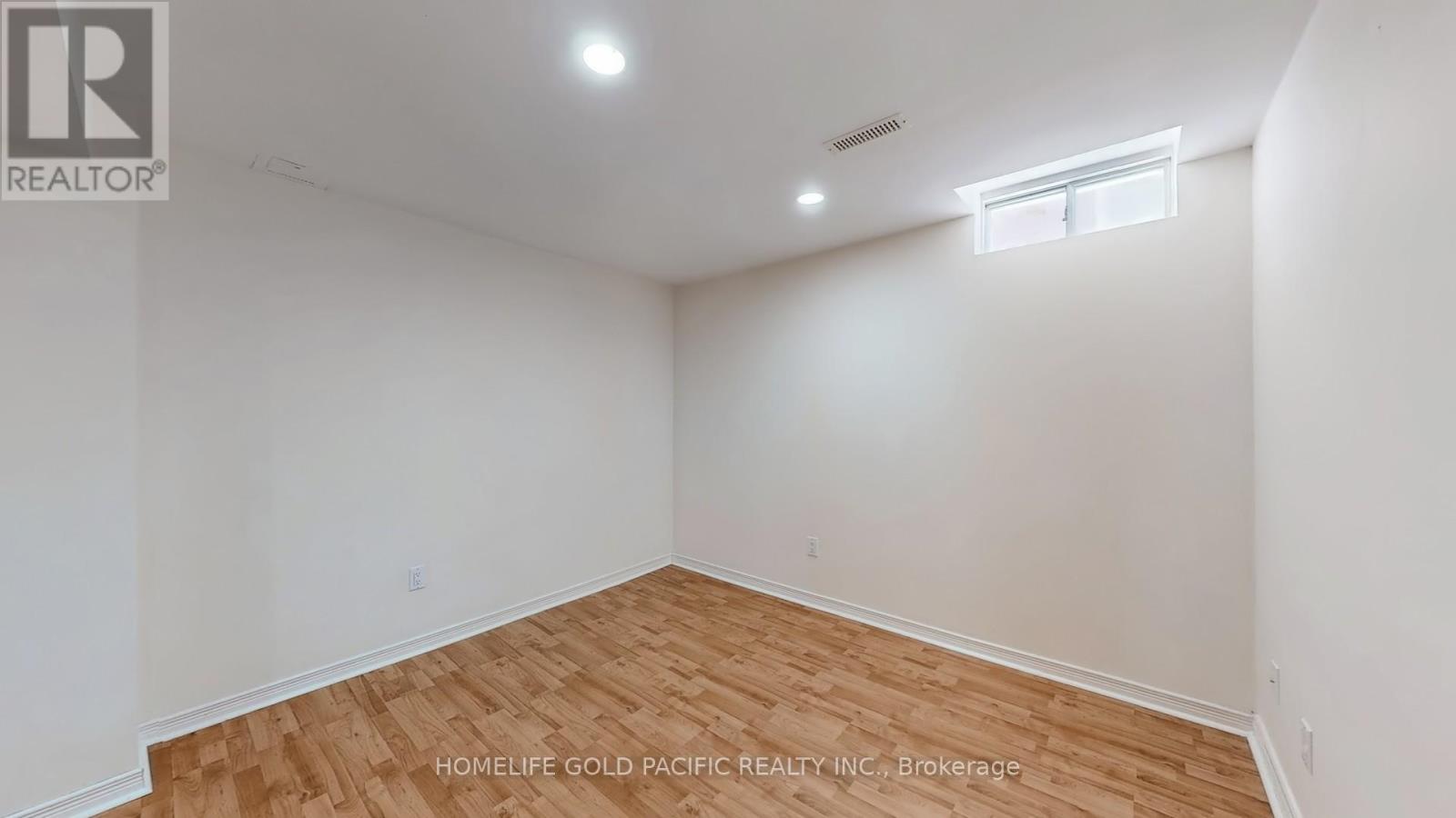 Photo 20 of 24 Elmpark Court, Richmond Hill ON