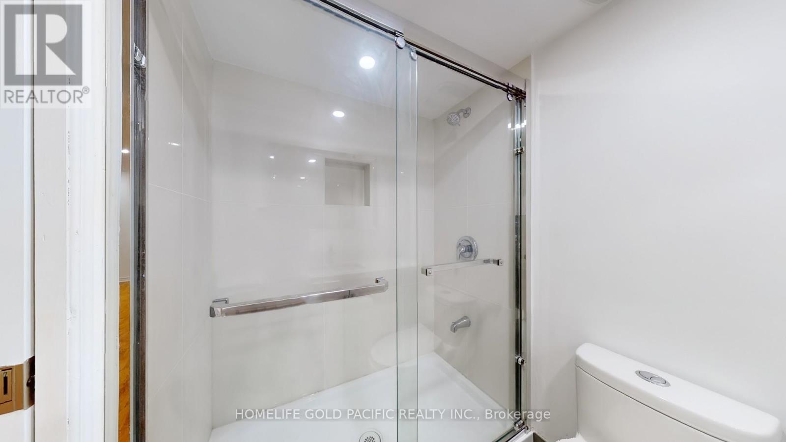Photo 21 of 24 Elmpark Court, Richmond Hill ON