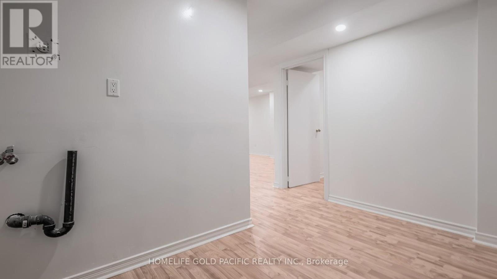 Photo 12 of 24 Elmpark Court, Richmond Hill ON