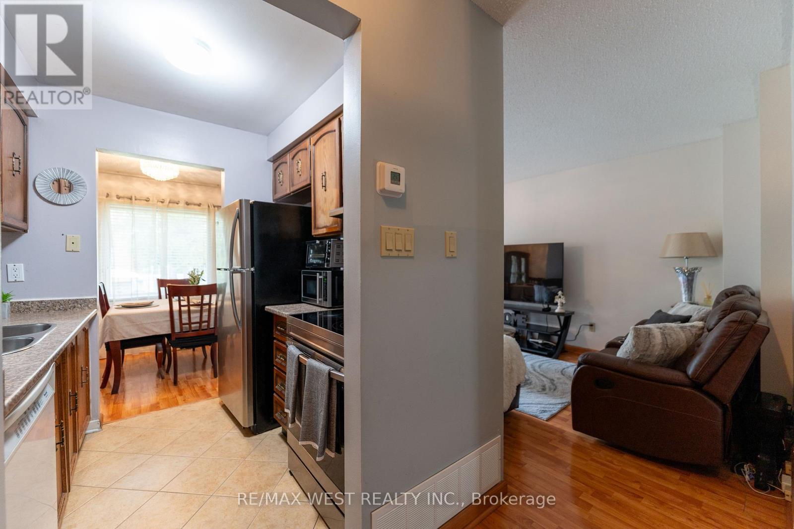 Photo 9 of 30 15 Guildwood Parkway, Toronto ON