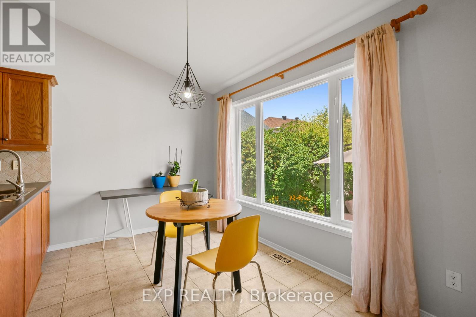 Photo 12 of 111 Coursier Crescent, Ottawa ON