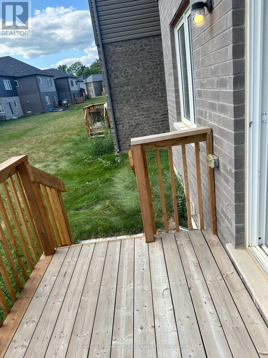 Photo 14 of 19 Tooker Drive, Brantford ON