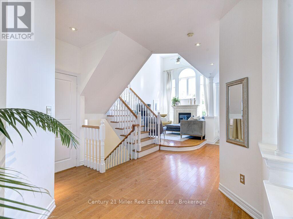 Photo 12 of 2301 Hertfordshire Way, Oakville ON