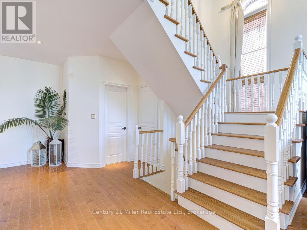 Photo 13 of 2301 Hertfordshire Way, Oakville ON