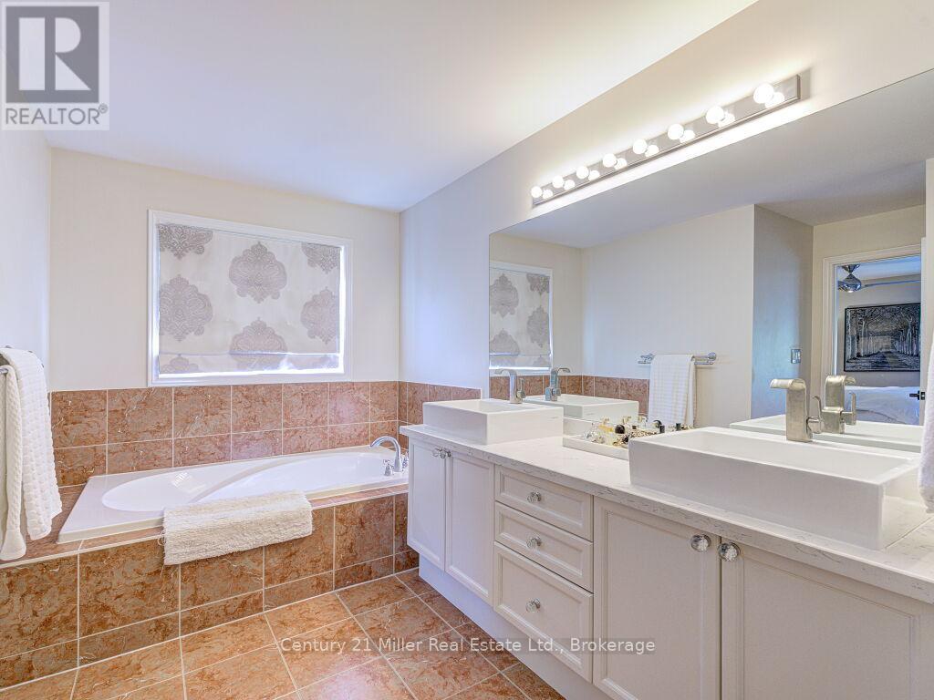 Photo 33 of 2301 Hertfordshire Way, Oakville ON