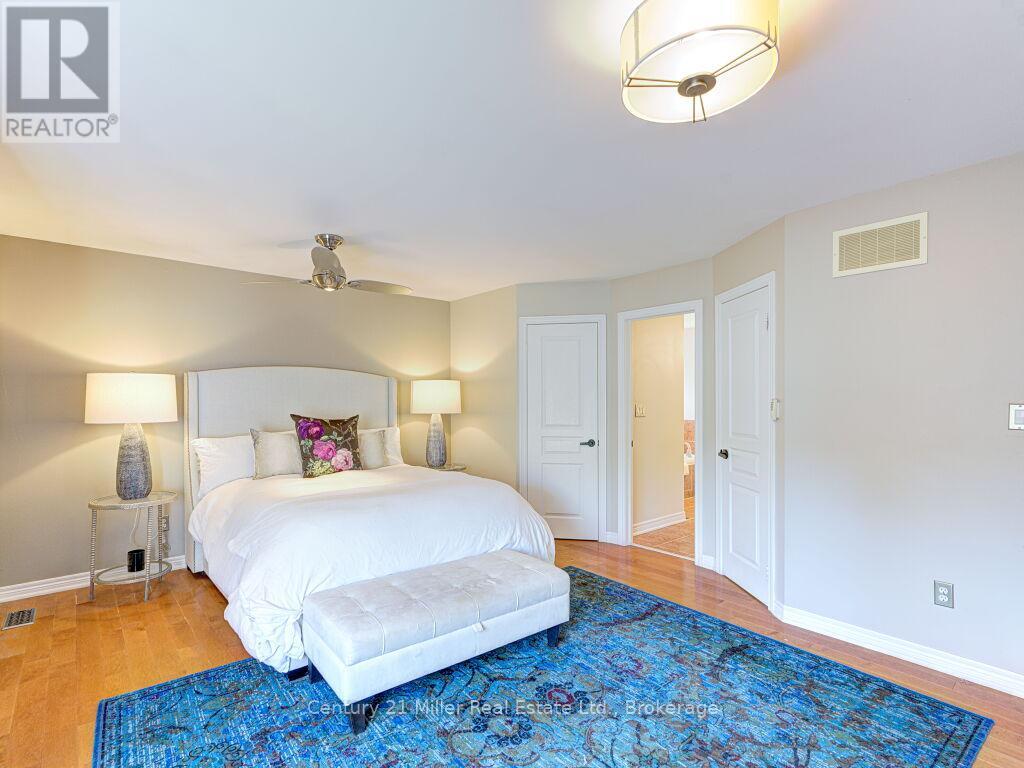 Photo 32 of 2301 Hertfordshire Way, Oakville ON