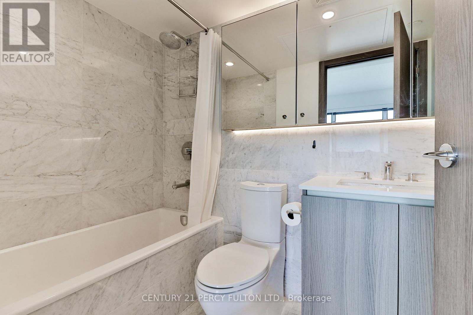 Photo 10 of 1811 19 Bathurst Street, Toronto ON