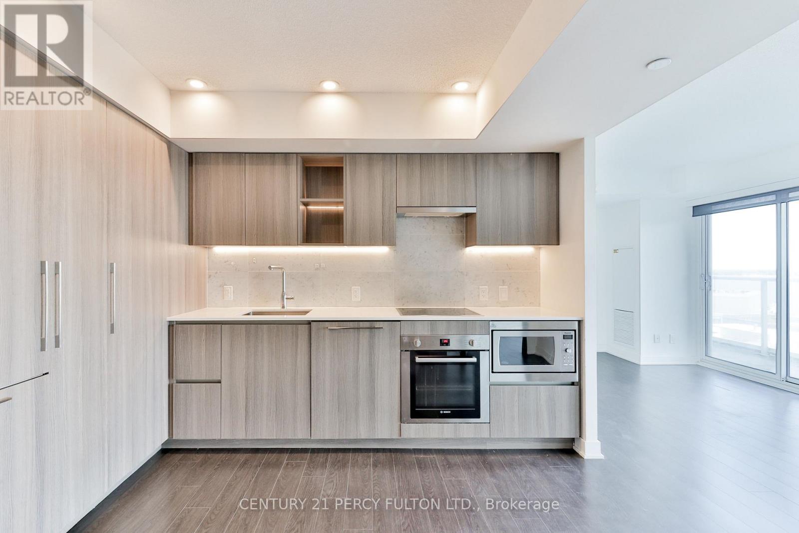 Photo 4 of 1811 19 Bathurst Street, Toronto ON