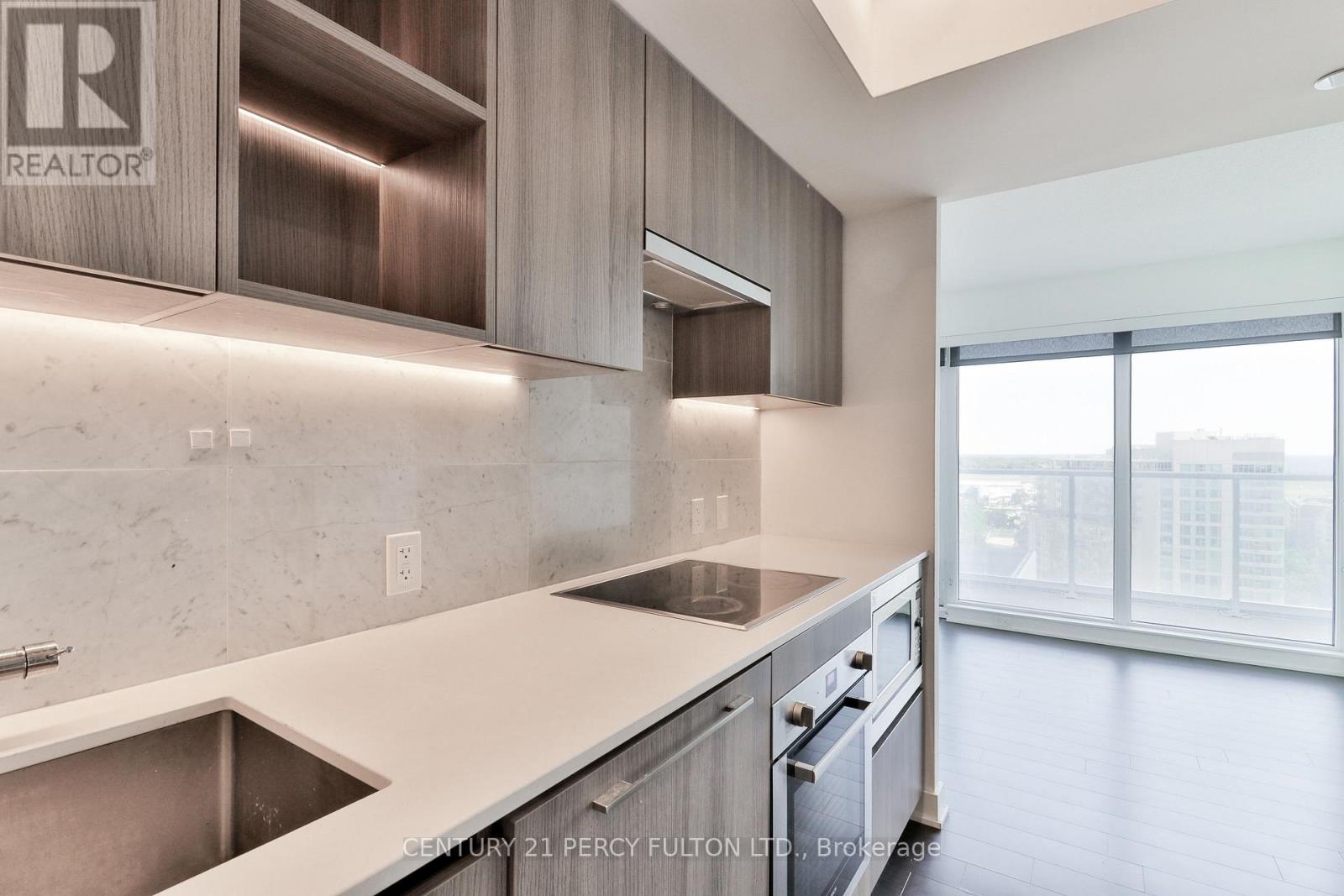 Photo 5 of 1811 19 Bathurst Street, Toronto ON