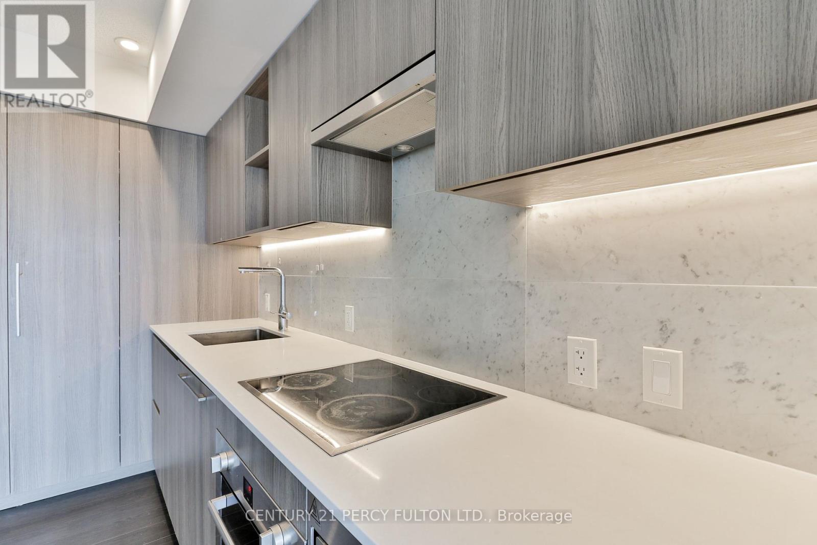 Photo 6 of 1811 19 Bathurst Street, Toronto ON