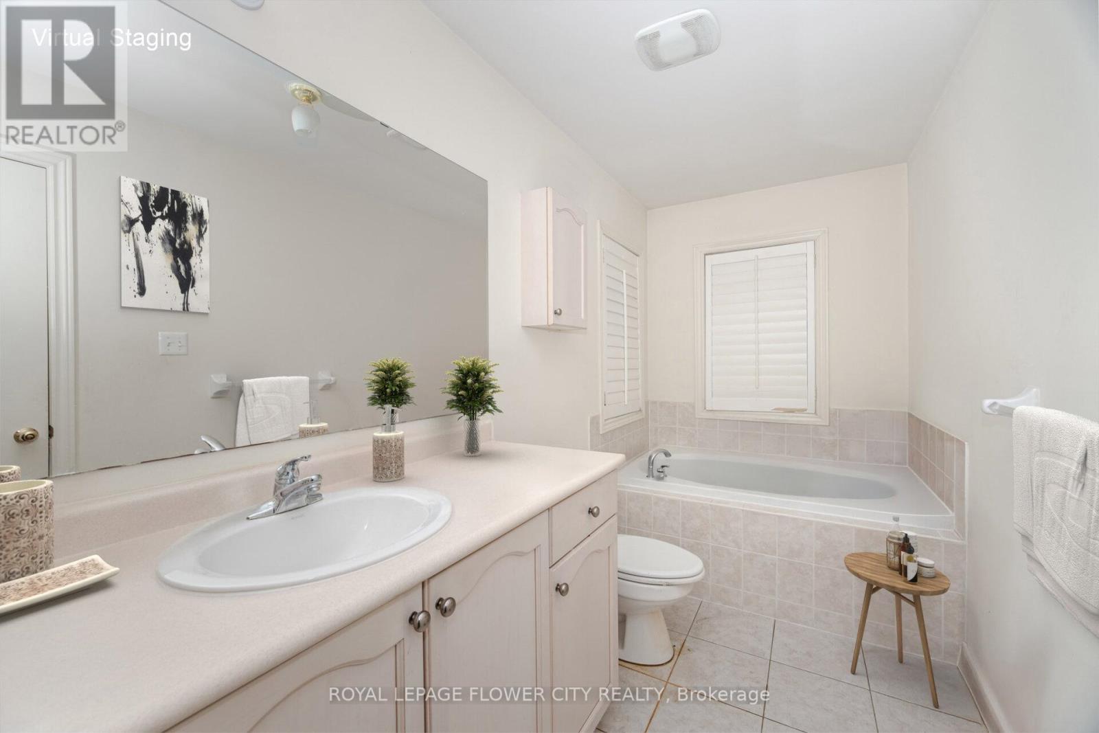 Photo 24 of 157 Seahorse Avenue N, Brampton ON