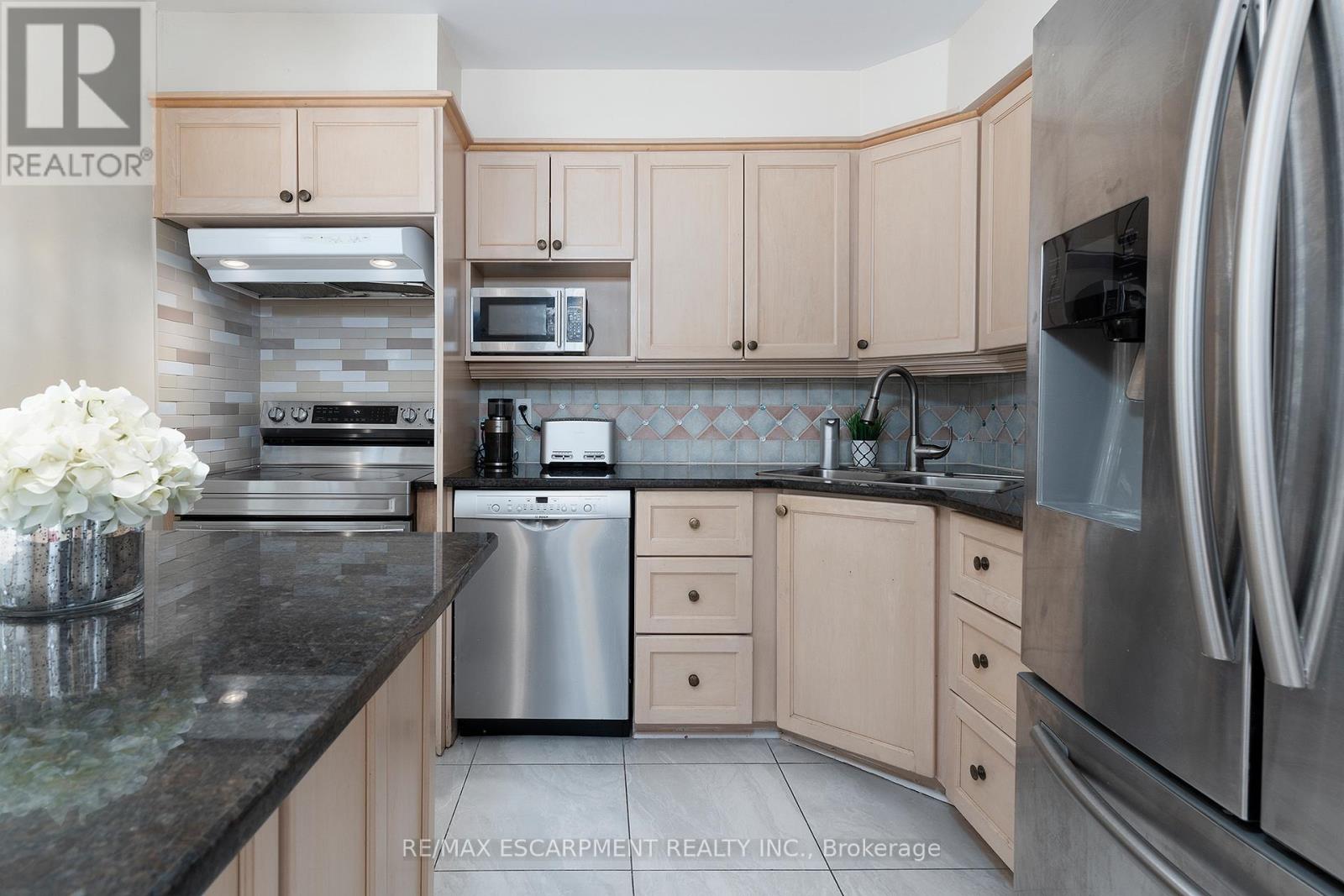 Photo 15 of 74 3333 New Street, Burlington ON