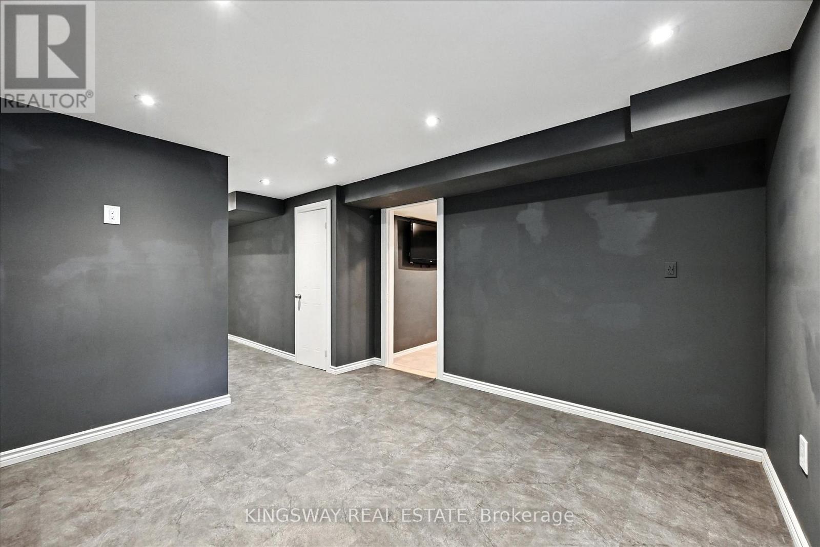 Photo 14 of 17 Dennis Drive, West Lincoln ON