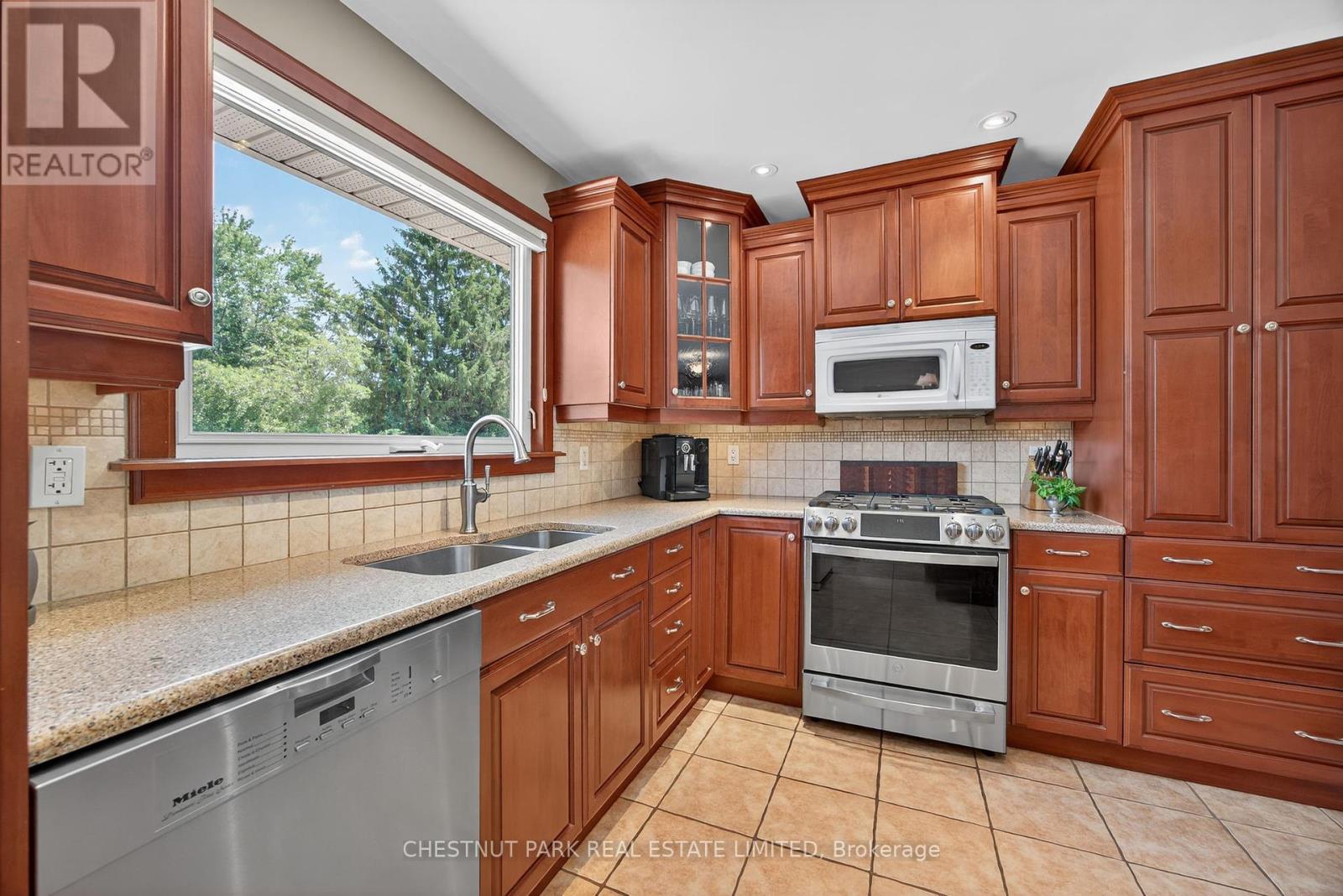 Photo 9 of 311 Pine Drive, Barrie ON