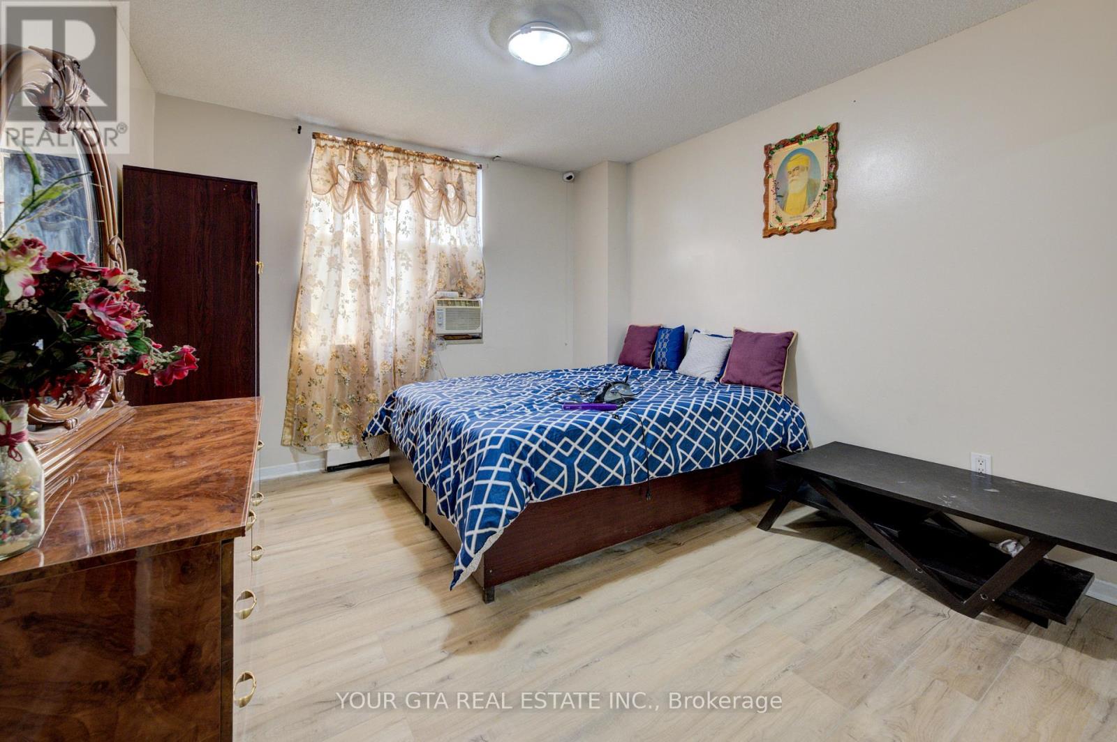 Photo 17 of 122 1055 B Forestwood Drive, Mississauga ON