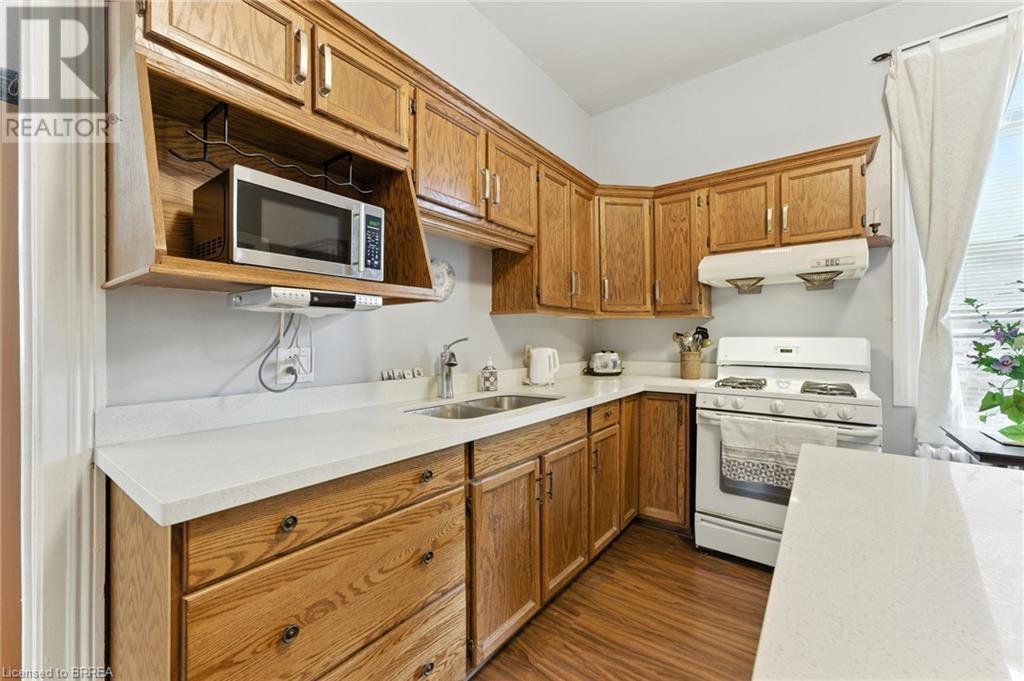 Photo 2 of 323 Dalhousie Street, Brantford ON
