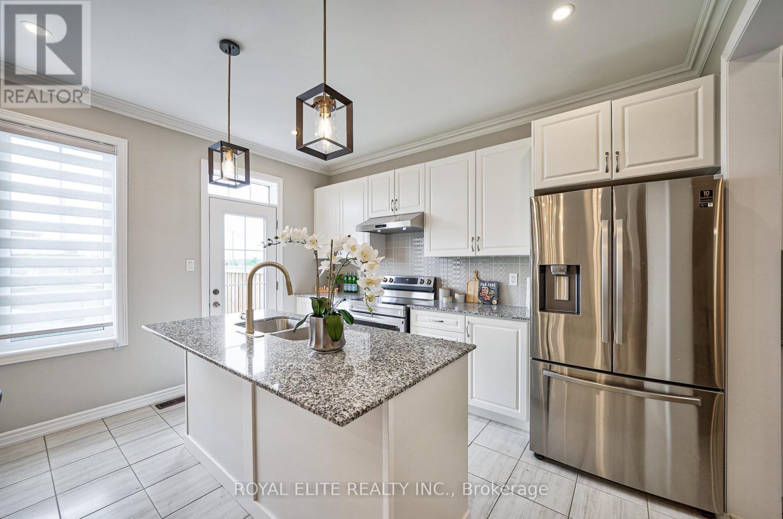 Photo 2 of 10 Capstan Court, Whitby ON