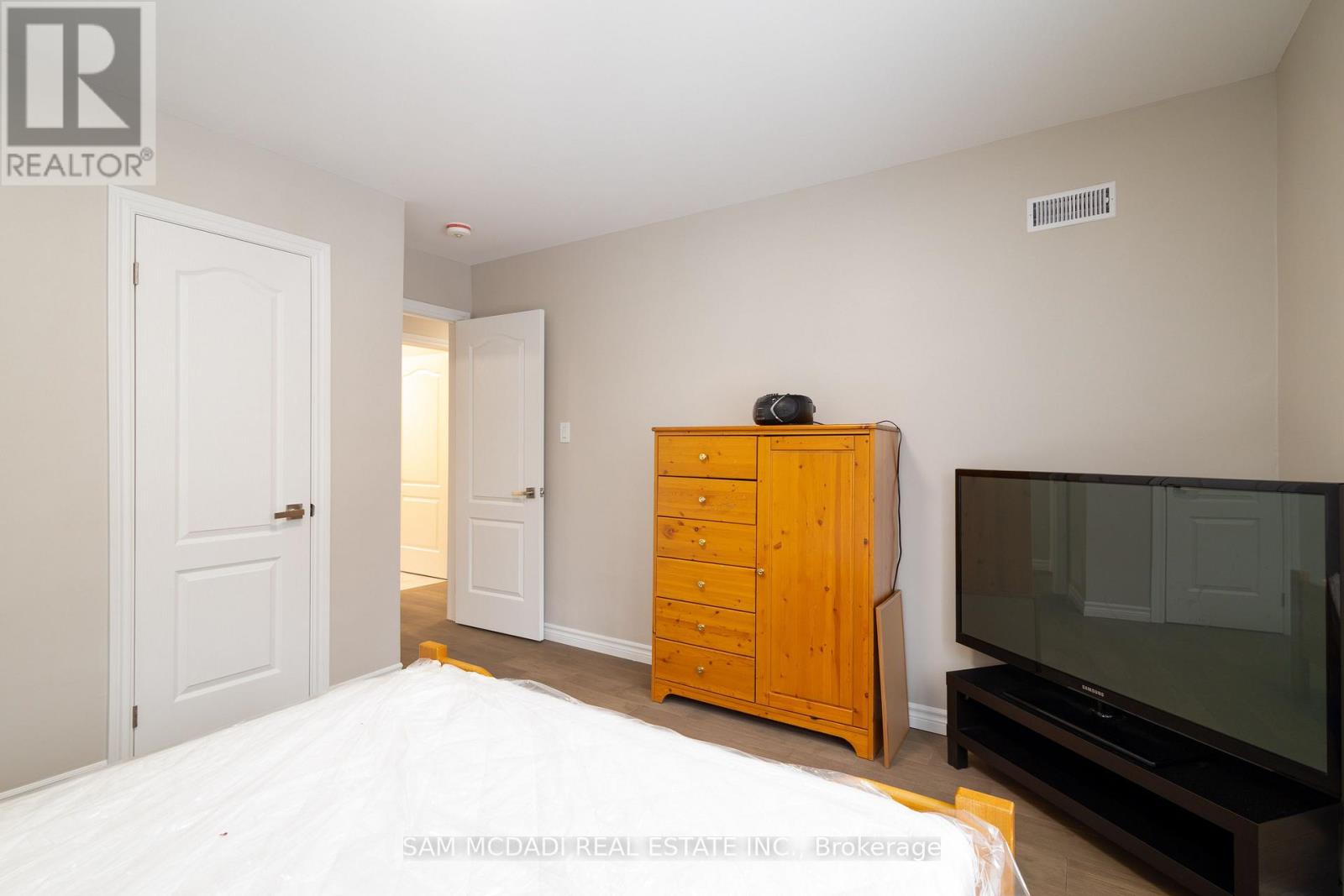 Photo 17 of Upper 606 Drymen Crescent, Mississauga ON