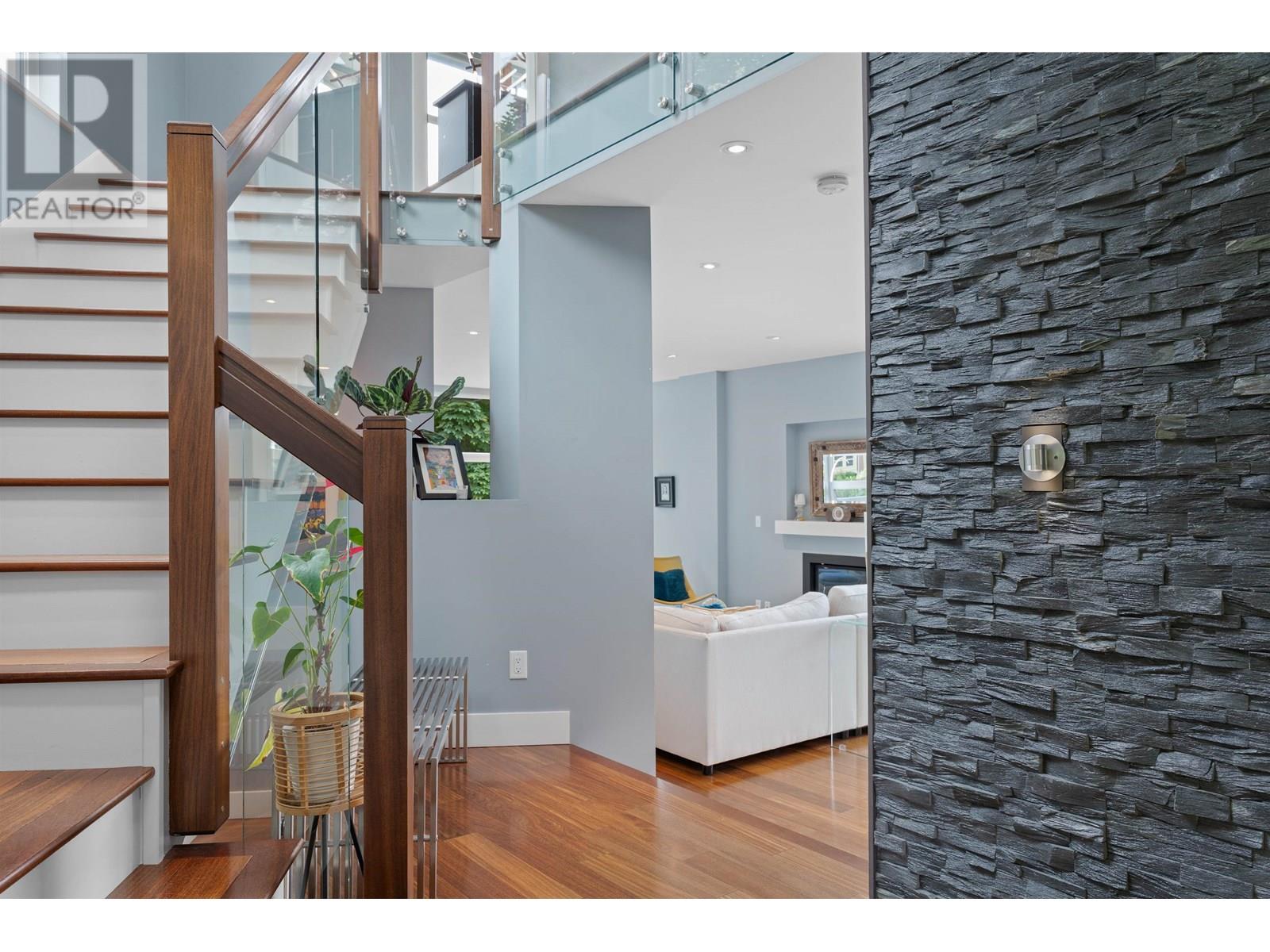 2005 LARSON ROAD, North Vancouver