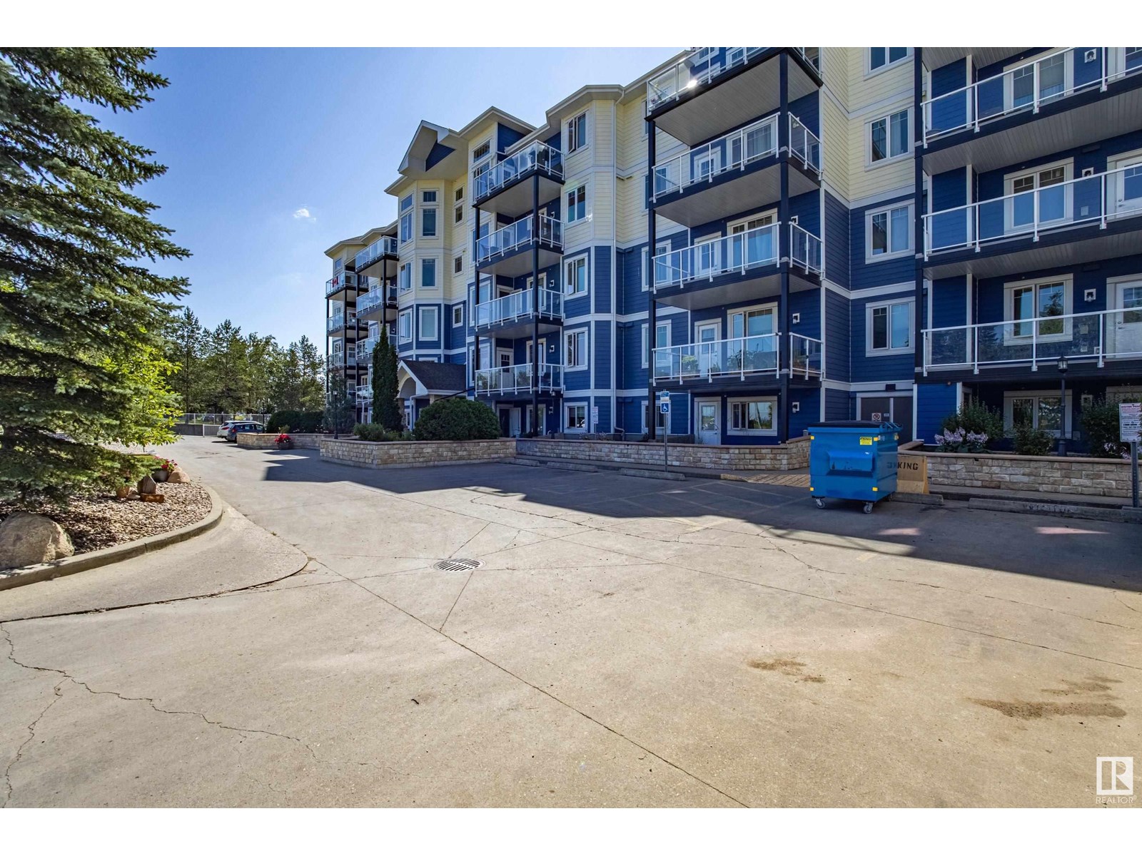Photo 9 of 102 12111 51 Av Nw, Edmonton AB