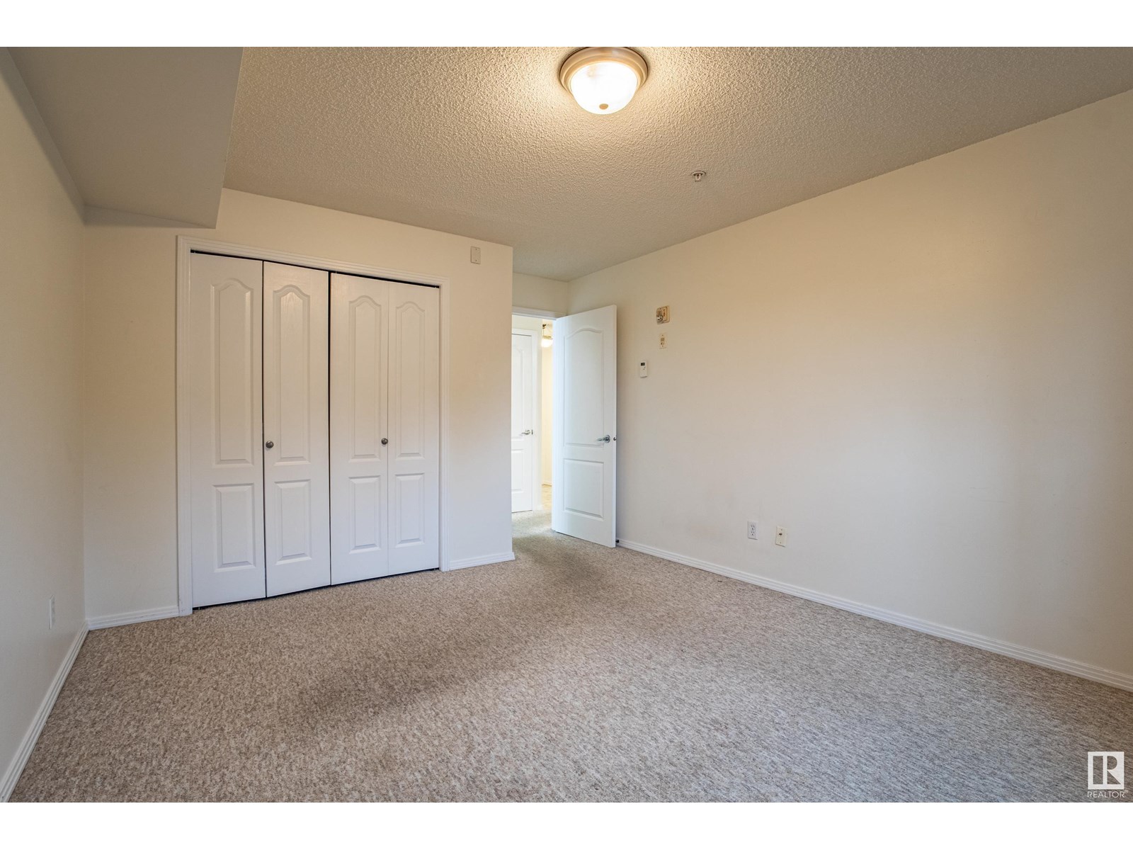 Photo 10 of 102 12111 51 Av Nw, Edmonton AB