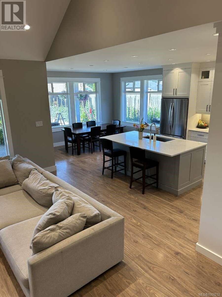 Photo 9 of 4052 Mcbride St, Port Alberni BC