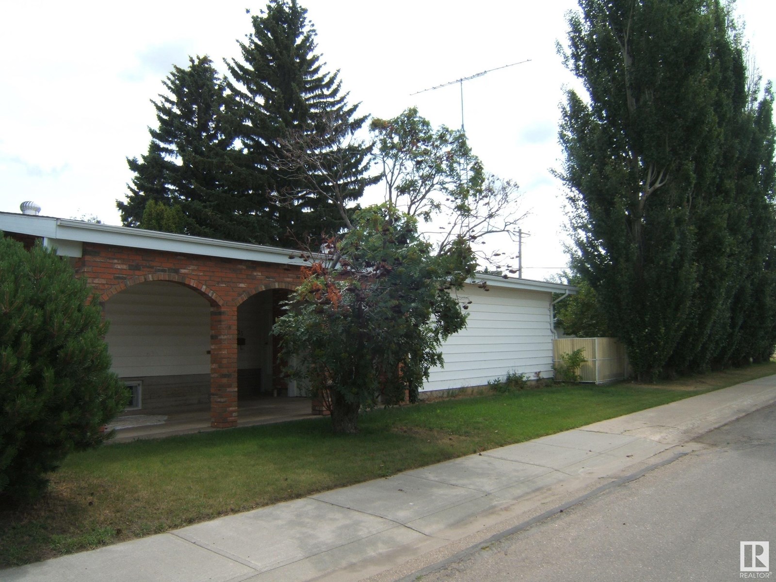 Photo 4 of 5125 45 Av, Vegreville AB