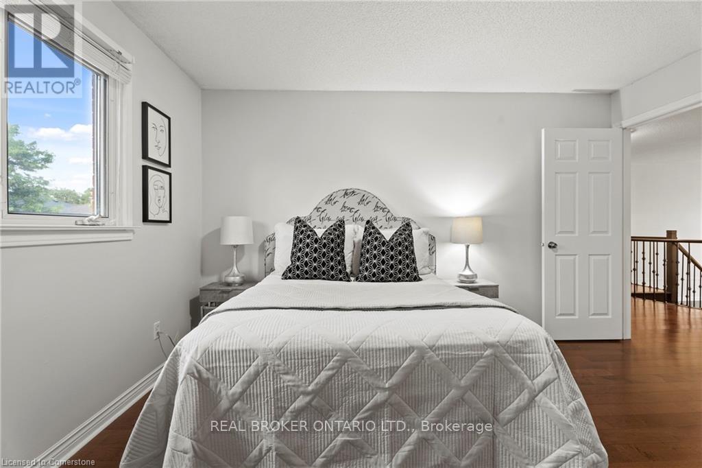 Photo 9 of 3407 Clayton Road, Mississauga ON