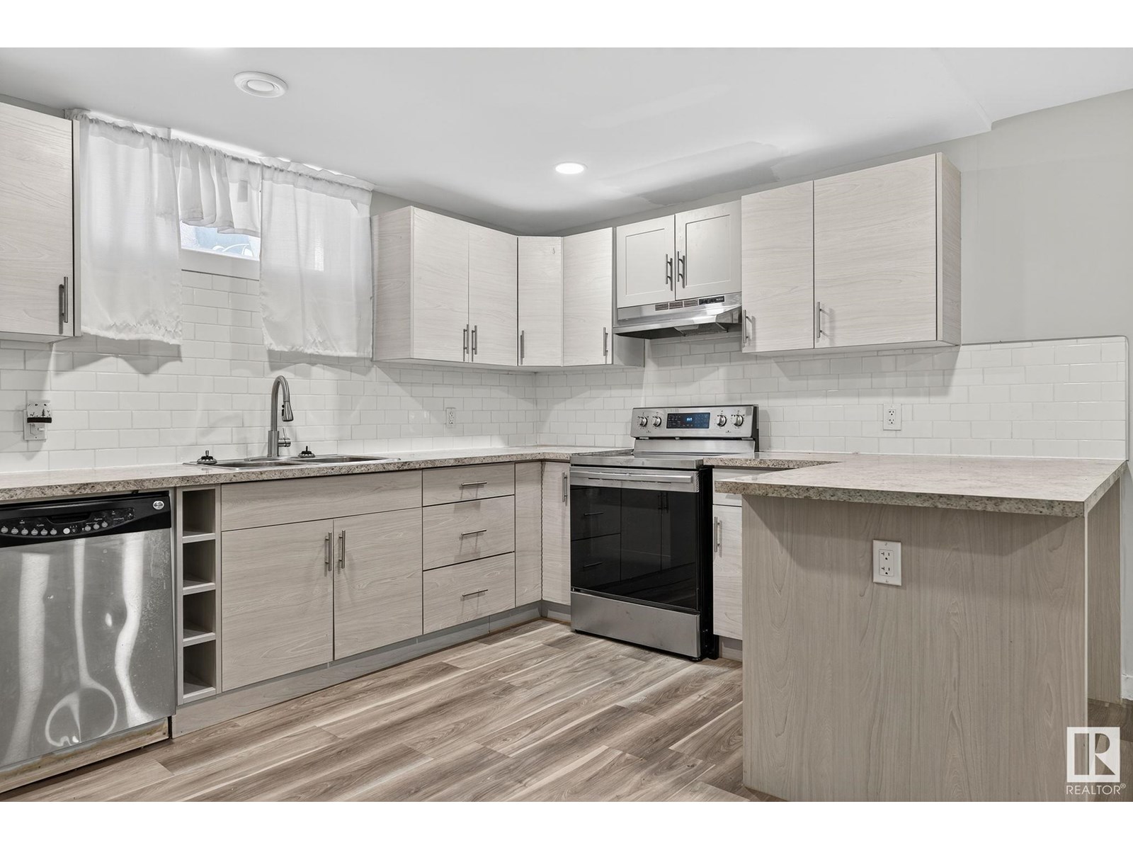 Photo 4 of 9479 75 St Nw, Edmonton AB