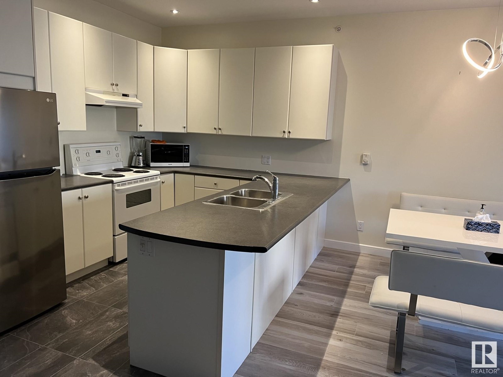 Photo 2 of 405 11415 100 Av Nw, Edmonton AB