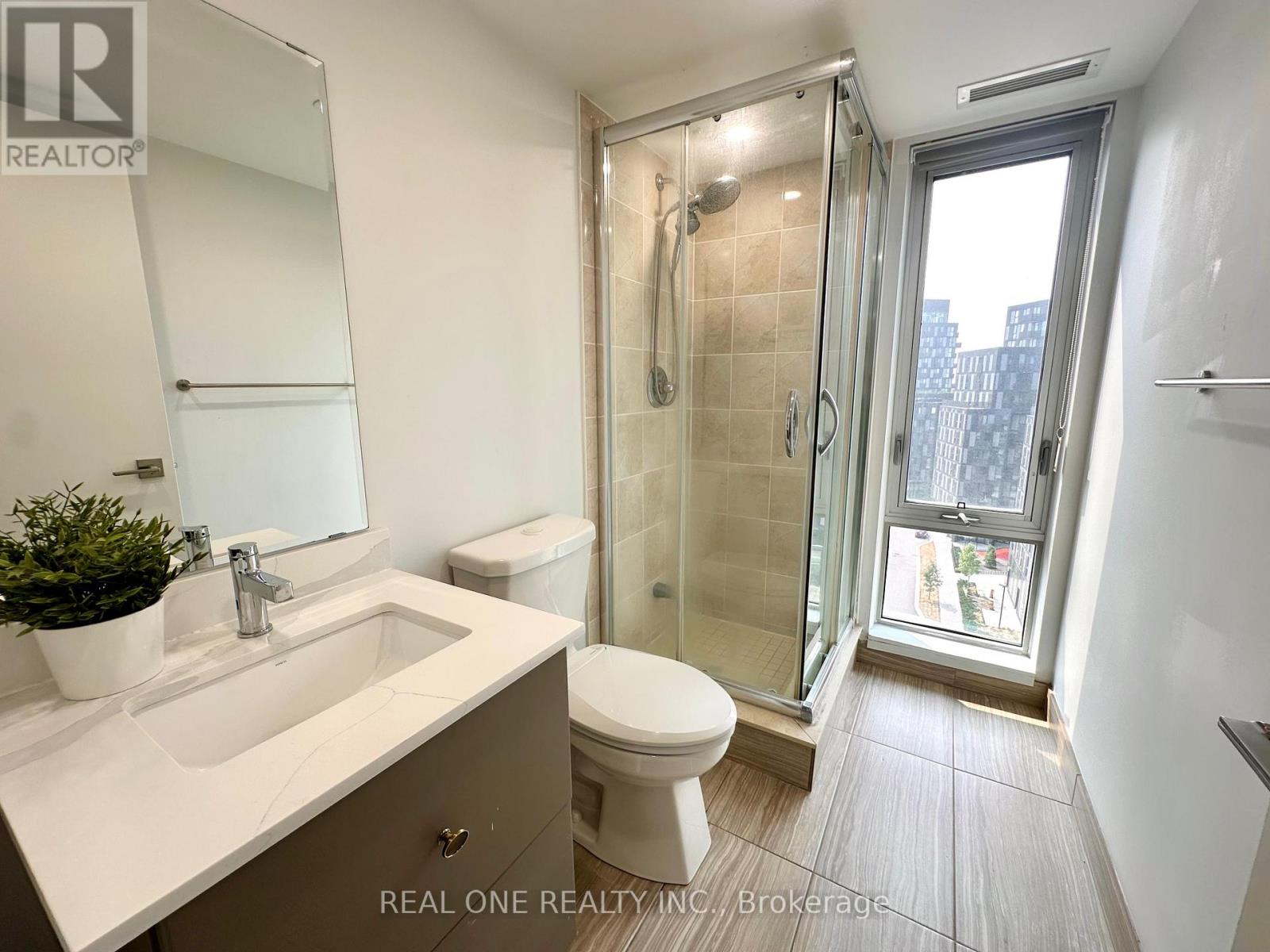 Photo 4 of 904 W 565 Wilson Avenue, Toronto ON