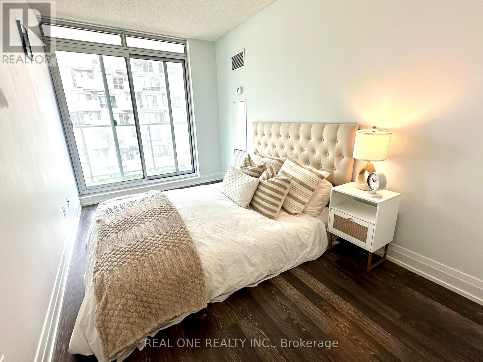 Photo 9 of 904 W 565 Wilson Avenue, Toronto ON