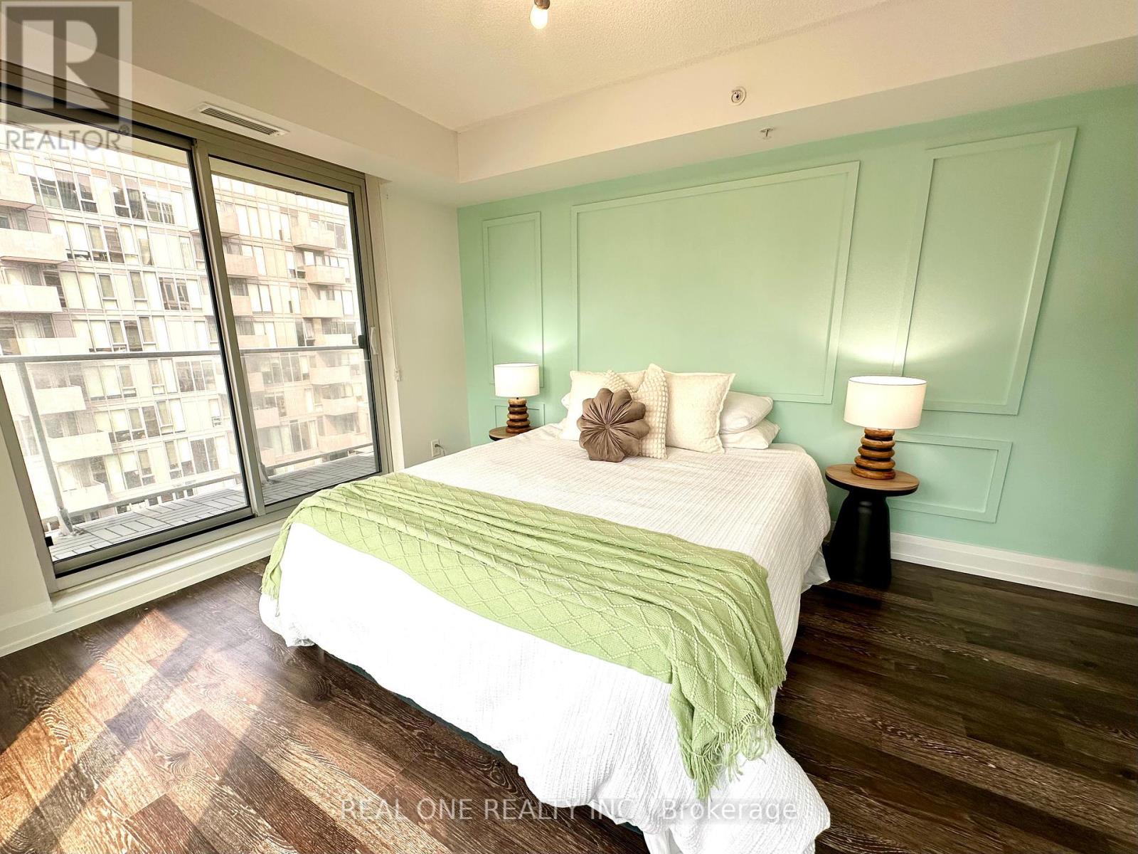 Photo 10 of 904 W 565 Wilson Avenue, Toronto ON