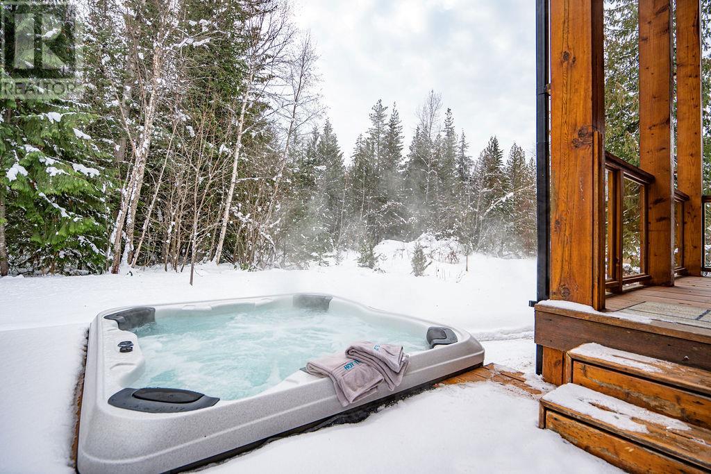2077 Mountain Gate Road, Revelstoke
