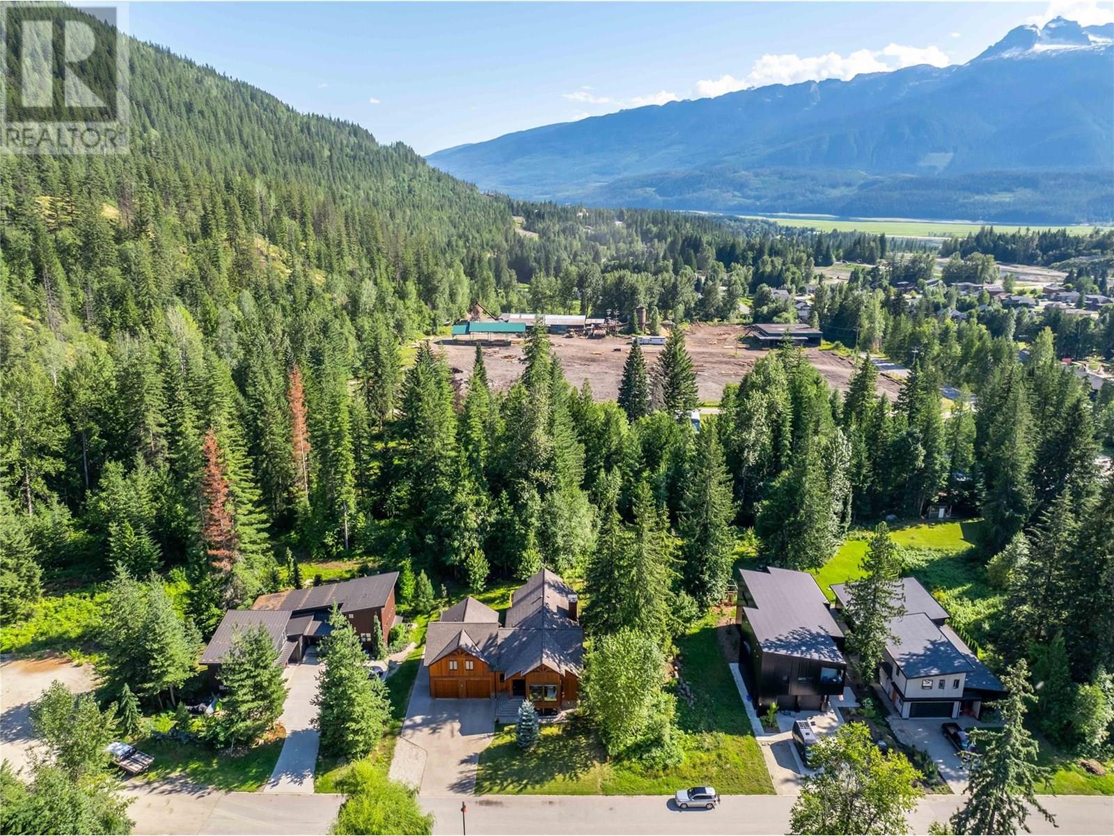 2077 Mountain Gate Road, Revelstoke