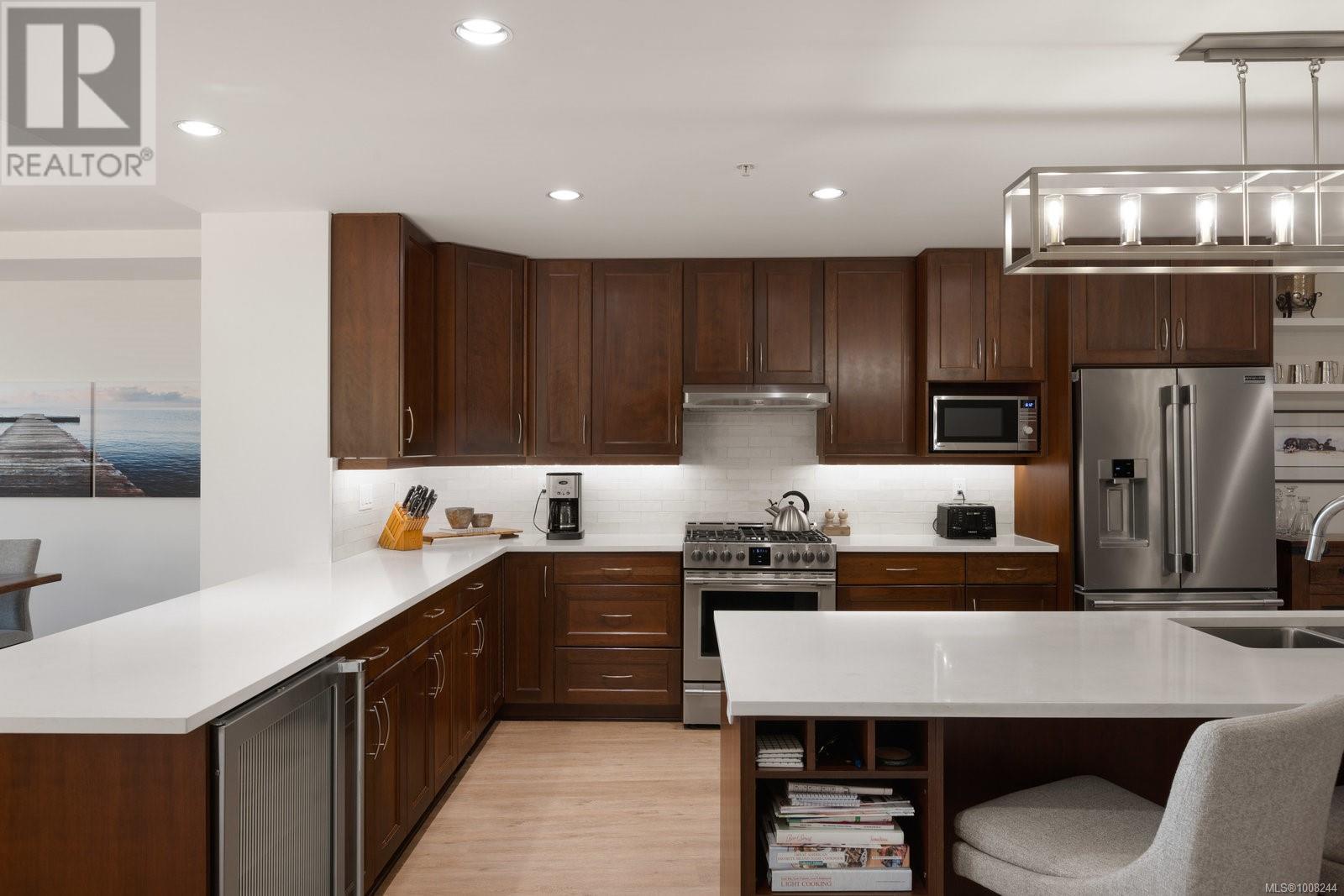 Photo 11 of 5322 Sayward Hill Cres, Saanich BC