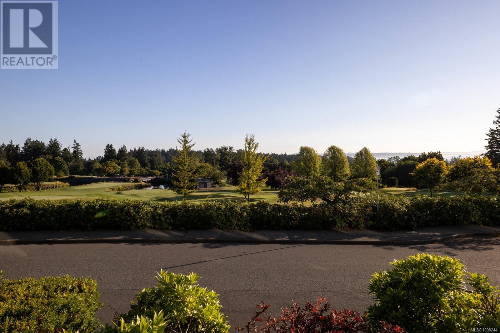 Photo 8 of 5322 Sayward Hill Cres, Saanich BC