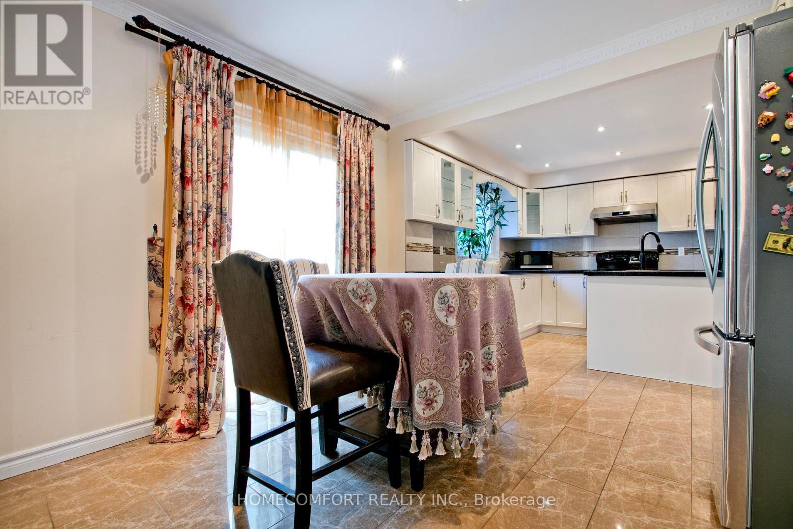 Photo 3 of 658 York Hill Boulevard, Vaughan ON