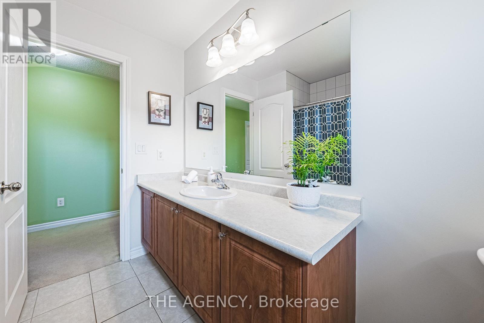 Photo 23 of 636 Serafini Crescent, Milton ON