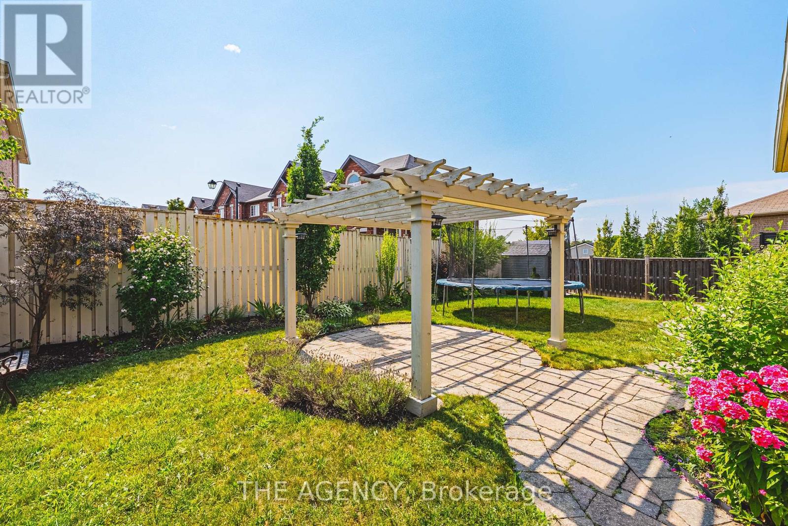 Photo 35 of 636 Serafini Crescent, Milton ON