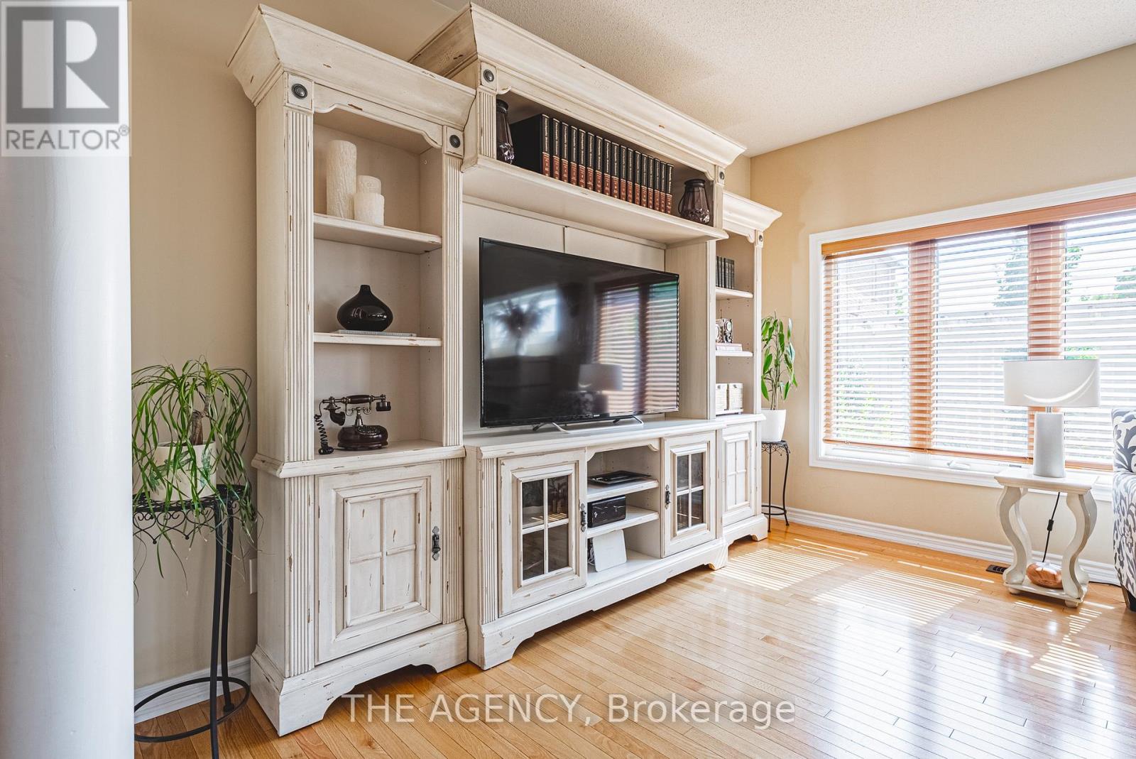 Photo 6 of 636 Serafini Crescent, Milton ON
