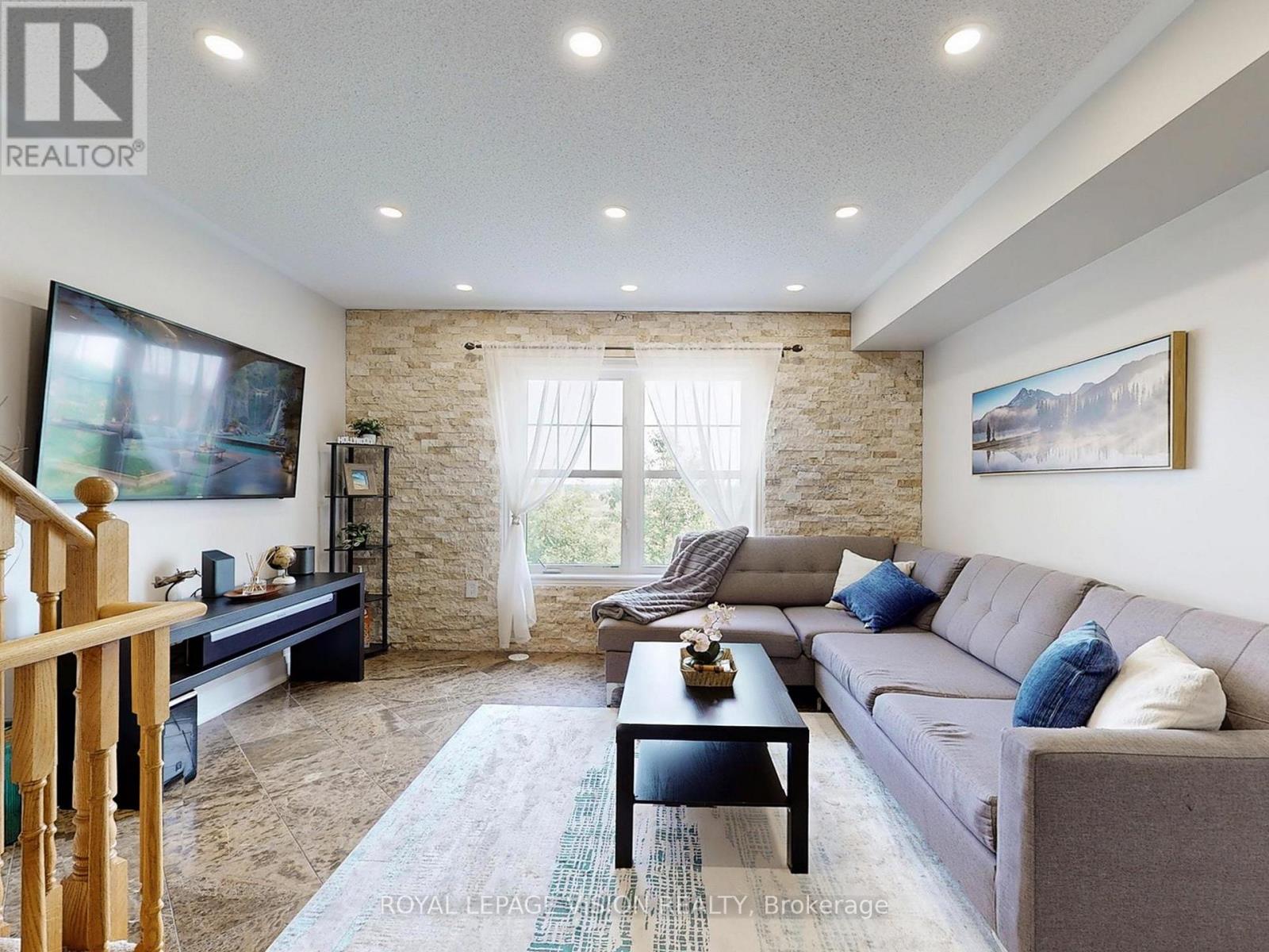 Photo 4 of 28 Soldier Street, Brampton ON