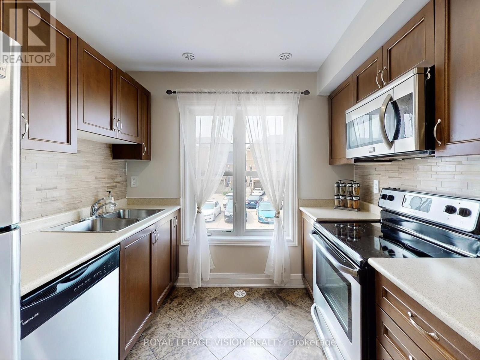 Photo 6 of 28 Soldier Street, Brampton ON