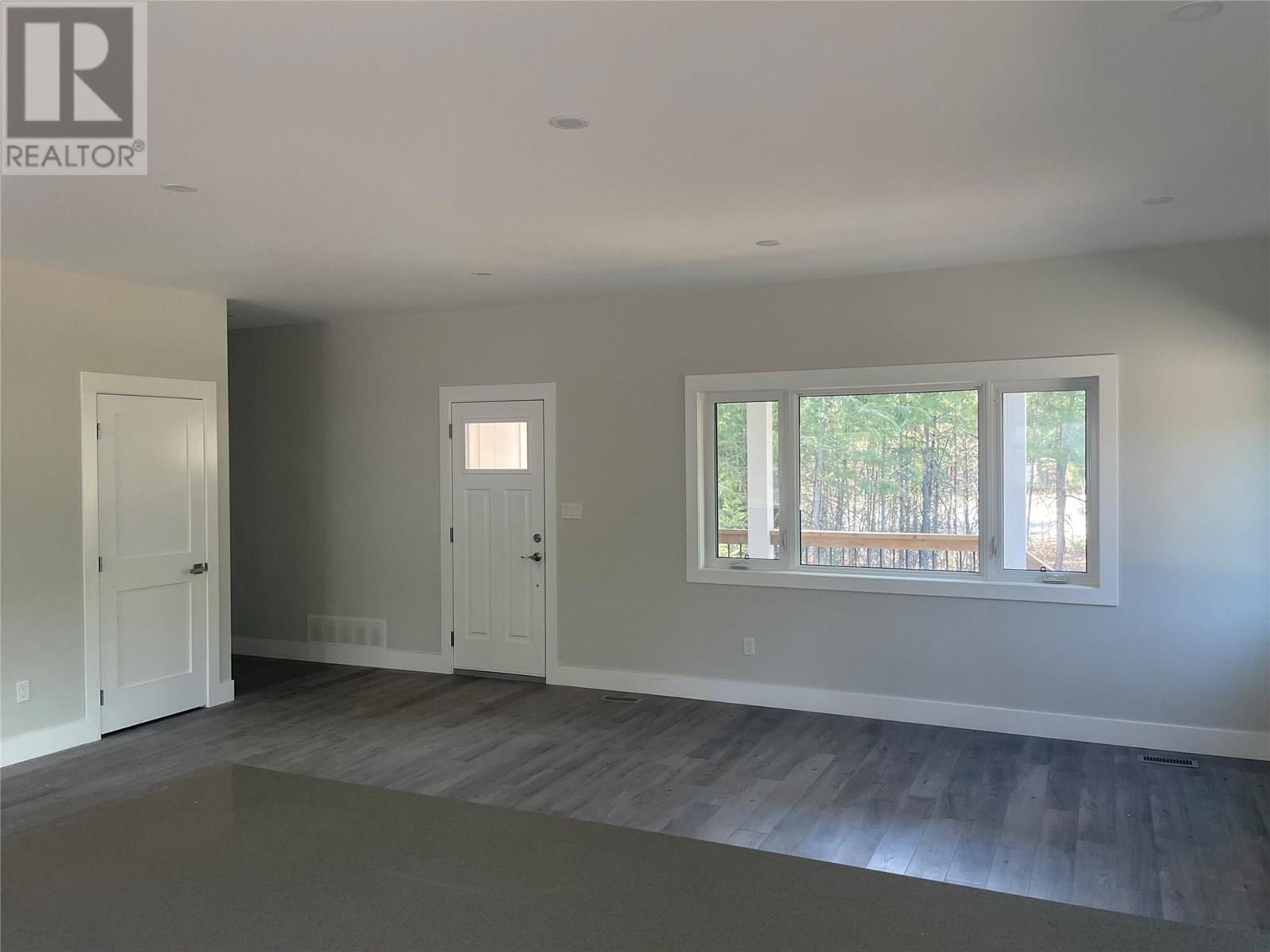 160 3rd Avenue, Christina Lake