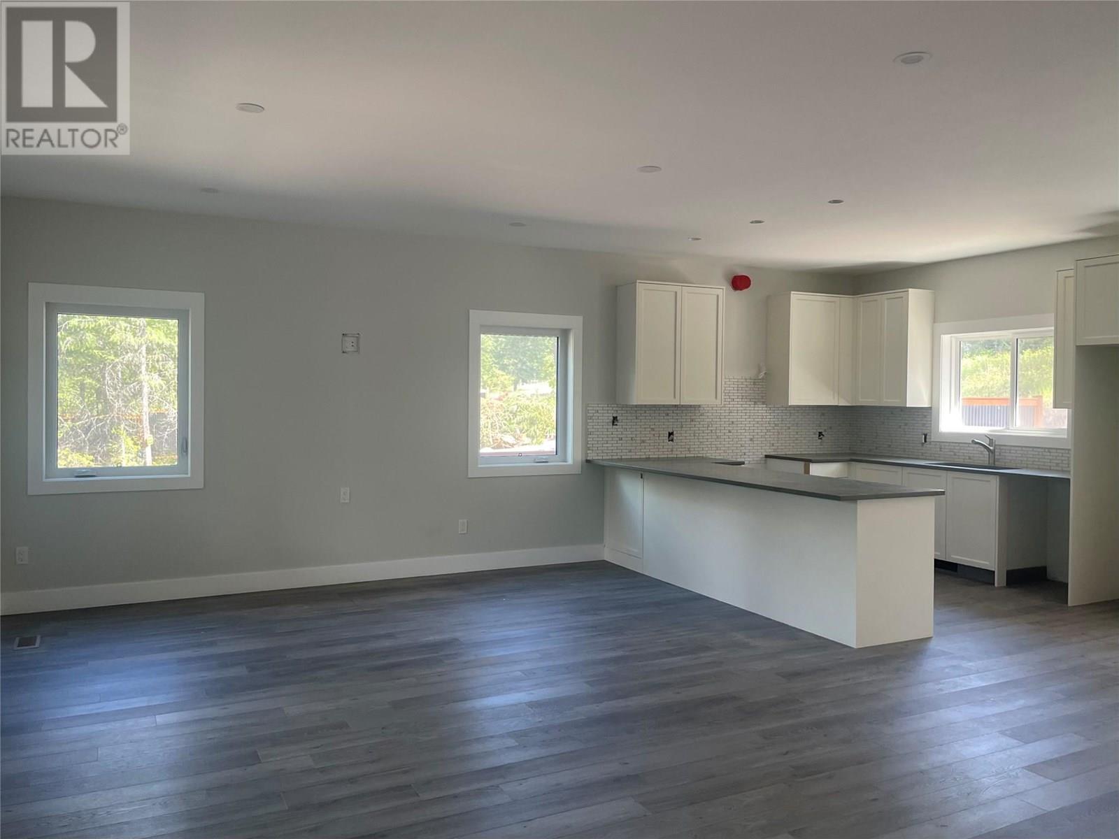 160 3rd Avenue, Christina Lake