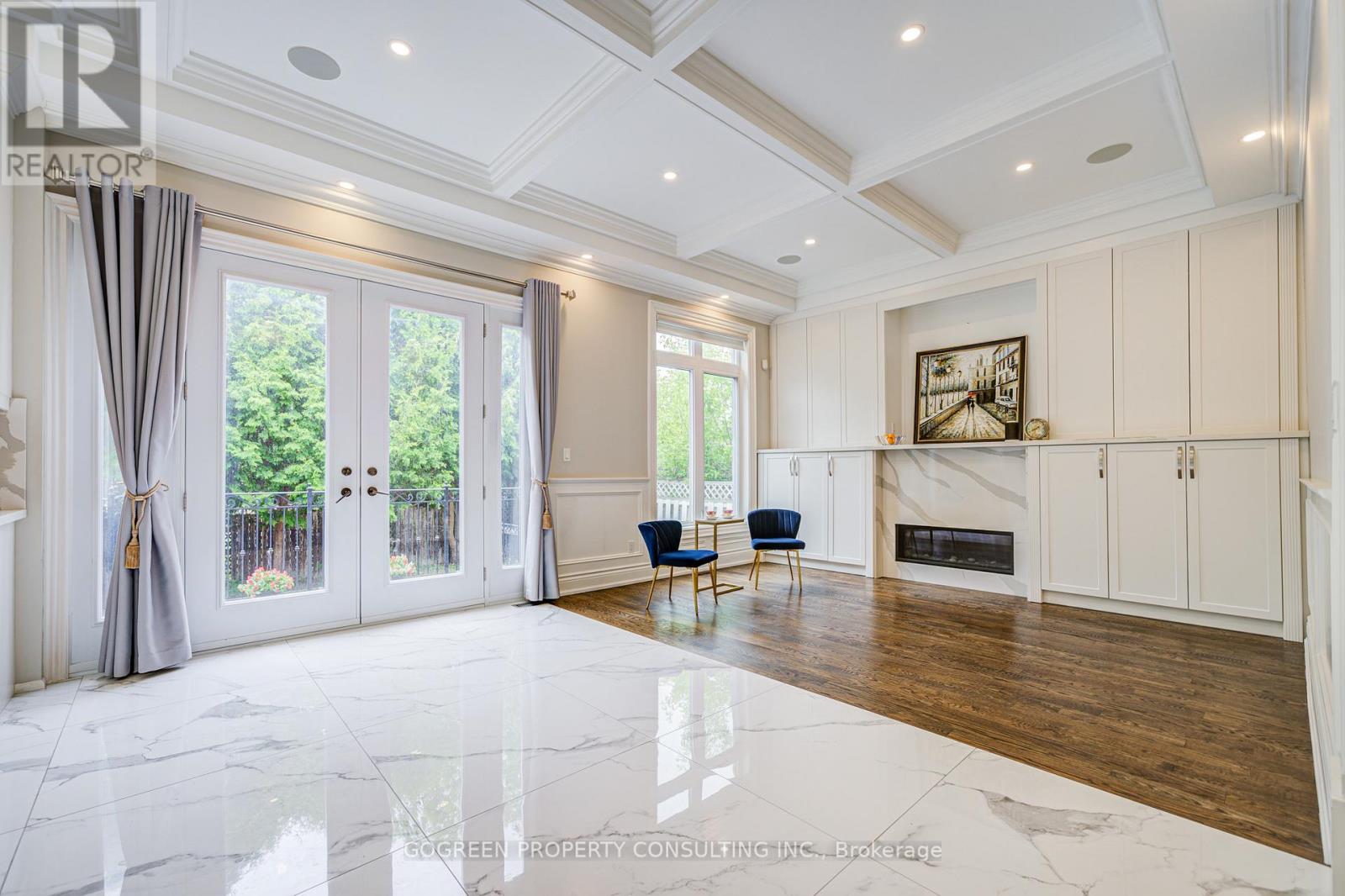 Photo 12 of 329 Paliser Crescent S, Richmond Hill ON