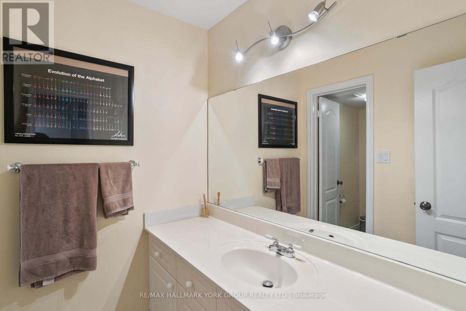 Photo 4 of Unit 10 38 Hunt Avenue, Richmond Hill ON