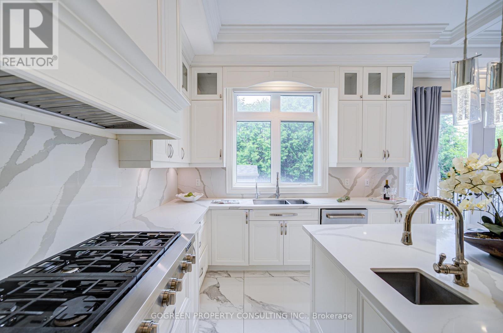 Photo 22 of 329 Paliser Crescent S, Richmond Hill ON